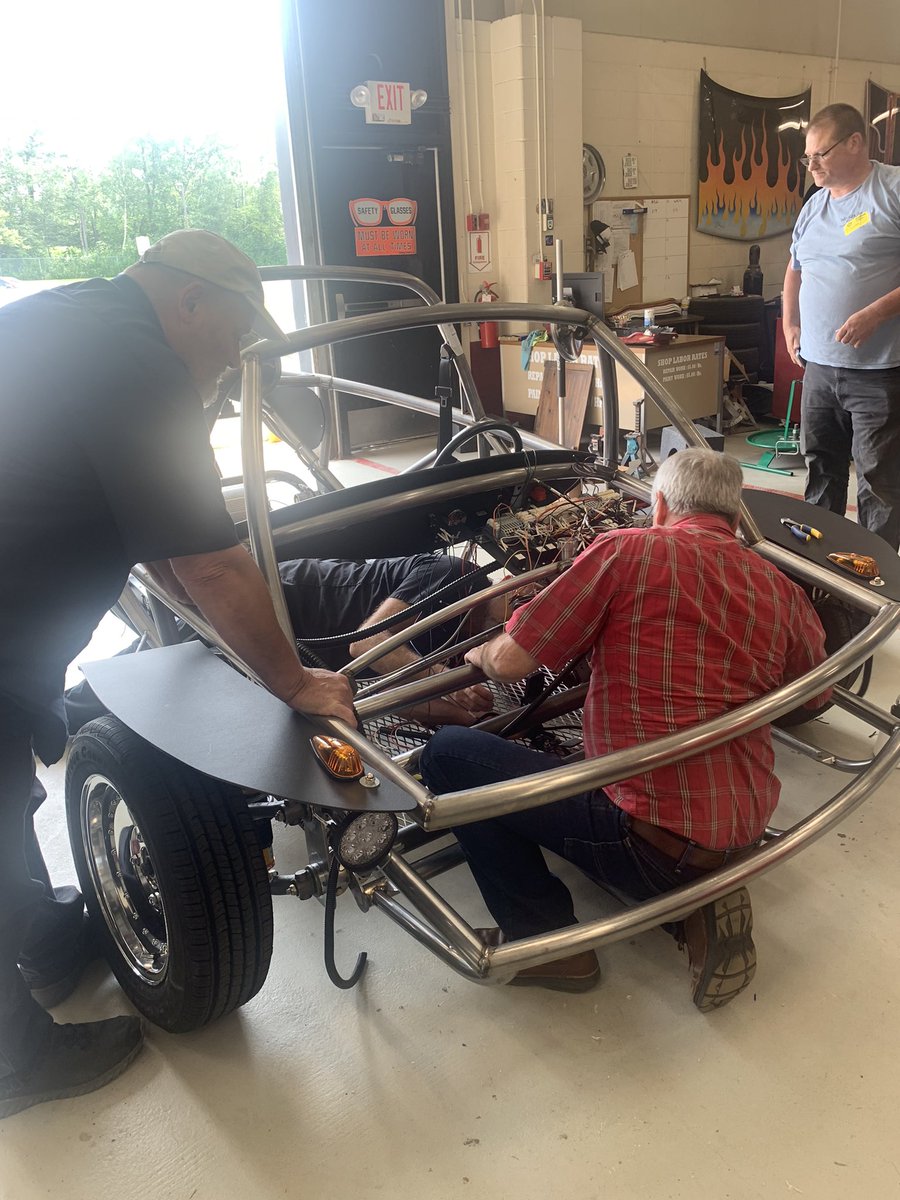 mconnor0629's tweet image. #stcvt is proud to be hosting a teacher training for CTE instructors from Vermont, Maine, and New York this week to learn how to build electric vehicles from the ground up! Thanks to SWITCH Labs out of California and #vted for this incredible learning opportunity!!!