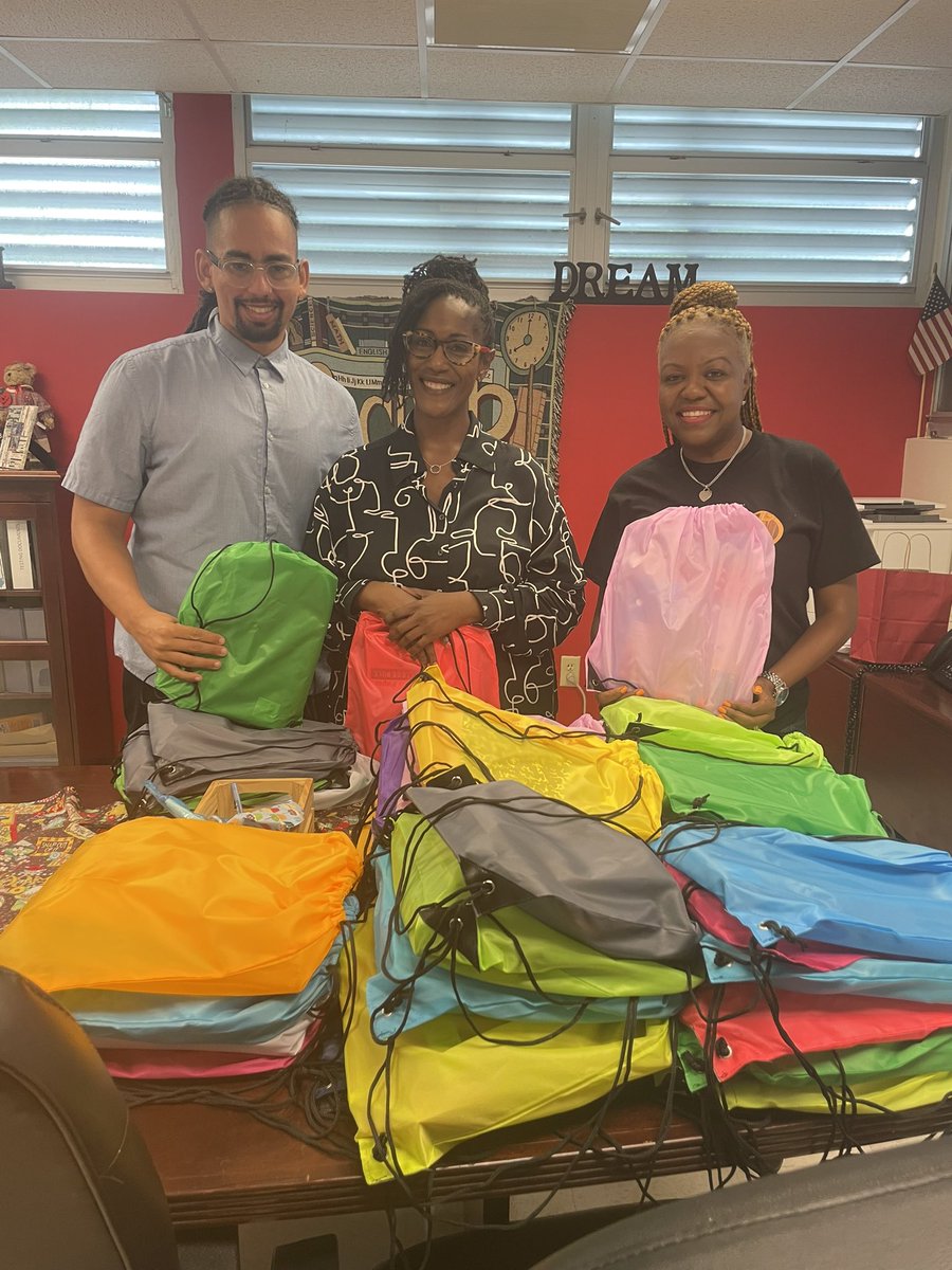 Today we delivered 50 book bags that included school supplies to @PoincianaPark with Sebrina Burkes from Teachers Treasure Chest, Inc. 

Thank you to all who donated and supported!
@TeamDFlores @OfficialBookDGF

#EduFloInc #BookDGF #Back2School #GetRightOrGetLeft