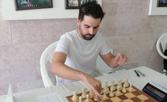 Con seis puntos en siete rondas, el cubano Elier Miranda aparece como  único líder del torneo abierto de ajedrez Ciudad de Badalona
#CubaPorLaVida