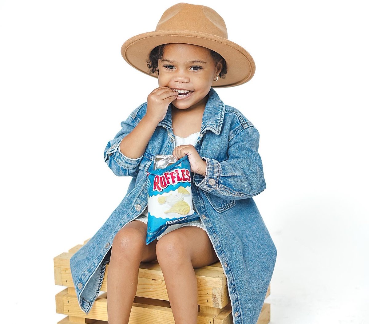 chinkdabarber's tweet photo. Happy birthday day Beautiful 
She loves her @RUFFLES chips https://t.co/9Q7PcX6GZk