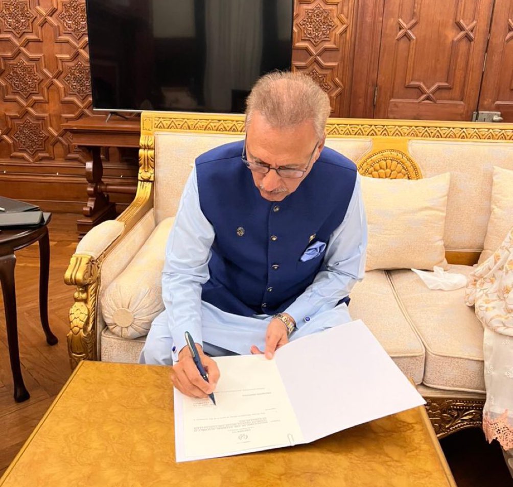 iihtishamm's tweet photo. 🚨President Dr. Arif Alvi dissolved the National Assembly. https://t.co/xenySGJqis