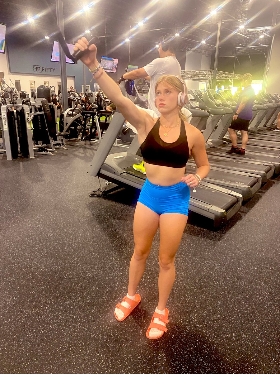 nuttallriley1's tweet image. Forgot my tennis shoes this morning 😳, still got it in. I know coaches hate slides. I have a few more solo workouts then I’ll be with my team. I feel strong and confident in the weight room. 🔴⚫️⚪️ #athlete #trackgirls #trackathlete #Sprinter #FitnessMotivation #fastereveryday