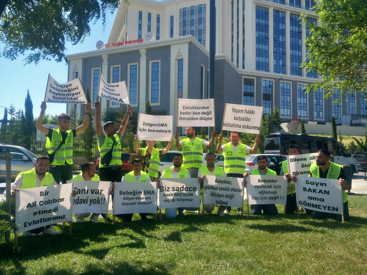 Sgk Sma lı çocukların ilacı olan spinraza yı 3 aydır karşılamıyor. Bebek aileleri üç gündür sgk merkezi önünde aç susuz oturma eylemi yapıyor Duyun ailelerin ve çocukların sesini 

#SuSMAdireniyoruz