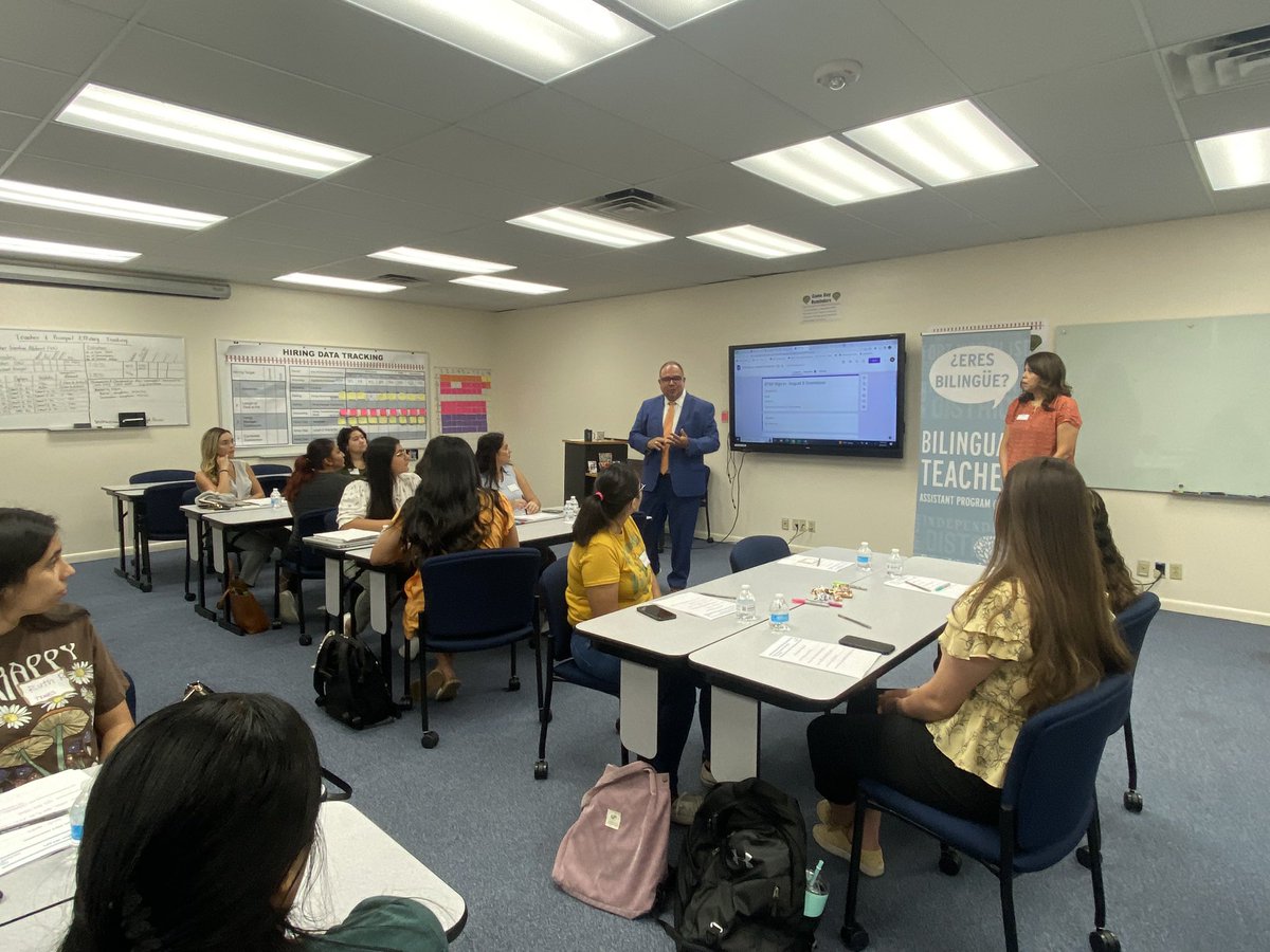 NadiaAArriaga's tweet photo. Future teachers in the making! Orientation time for our college students ready to start the school year as part of @FortWorthISD’s BTAP! They’ll work part-time in our schools while completing their education degree! @penaraul @EmilyACamarena @gracie_guerrero https://t.co/DpXrO8NLkp