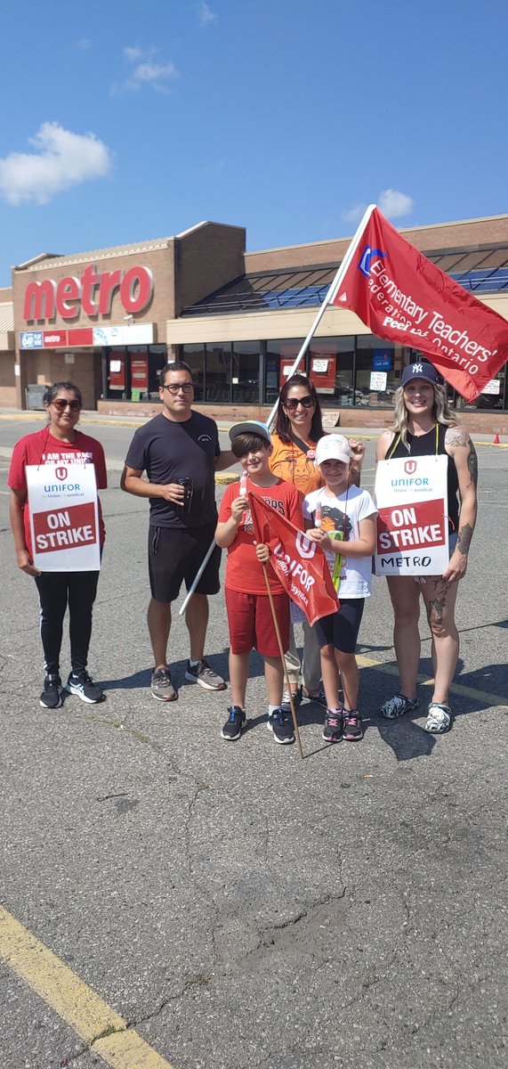 Proud to walk and #SupportMetroWorkers today in Brampton with @ETFOPeel siblings @FAPareja and @ManjDeol. Kids got to have meaningful discussions with workers and the power of #Solidarity #Justice4Workers #MetroStrike ✊🏽