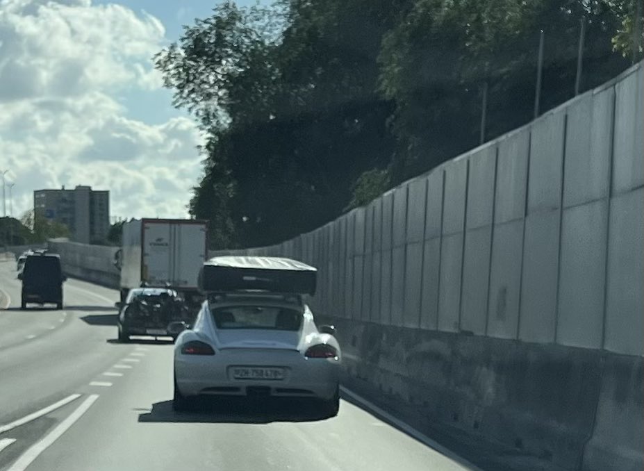 Ga je naar de camping, hupsakee: imperiaal op de Porsche en …. Moet niet gekker worden. Wat vinden jullie?<a href="/BNRpetrolheads/">BNR Petrolheads</a> <a href="/Arthur1Arthur/">Arthur Verberne</a> #komjoenittie.