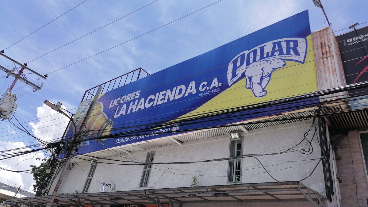 Oscar_AHS's tweet photo. Calles trancadas, no te dejan estacionar porque "No estas comprando alli" ¿Vias publicas tomadas por comerciantes? Ya no se puede ni estacionar @leonjura @minpublico_ve @Alc_SanDiego @ENZOSCARANO #SanDiego #Ilegal #Corrupcion #Jarales https://t.co/angVzFYQQz