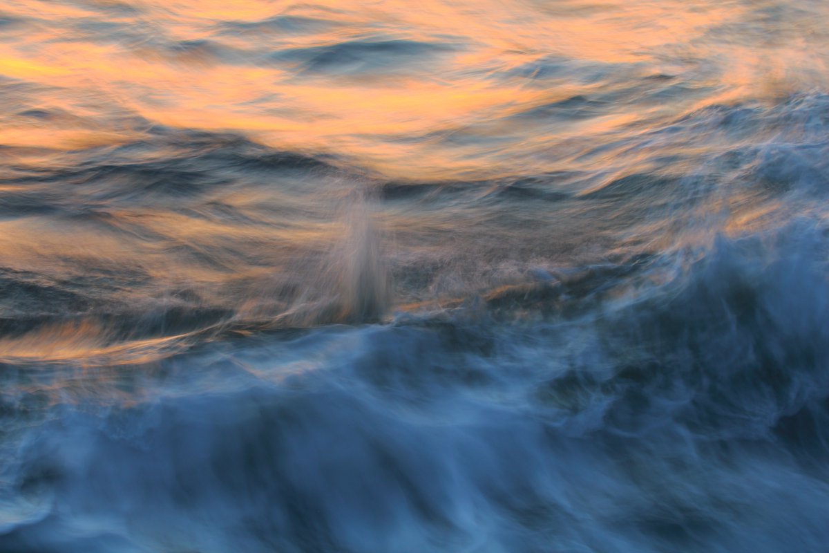 RumyanaW's tweet photo. Hello fam! ๐๐๐ Yet, It is another #HumpDayHappiness and Happy Wednesday with moments photographed at Jurassic Coast, Dorset.
#WetWednesday #NaturePhotography #longexposure #abstract #ocean #waves #waterabstract #natureabstract https://t.co/hHsOwJtxIr