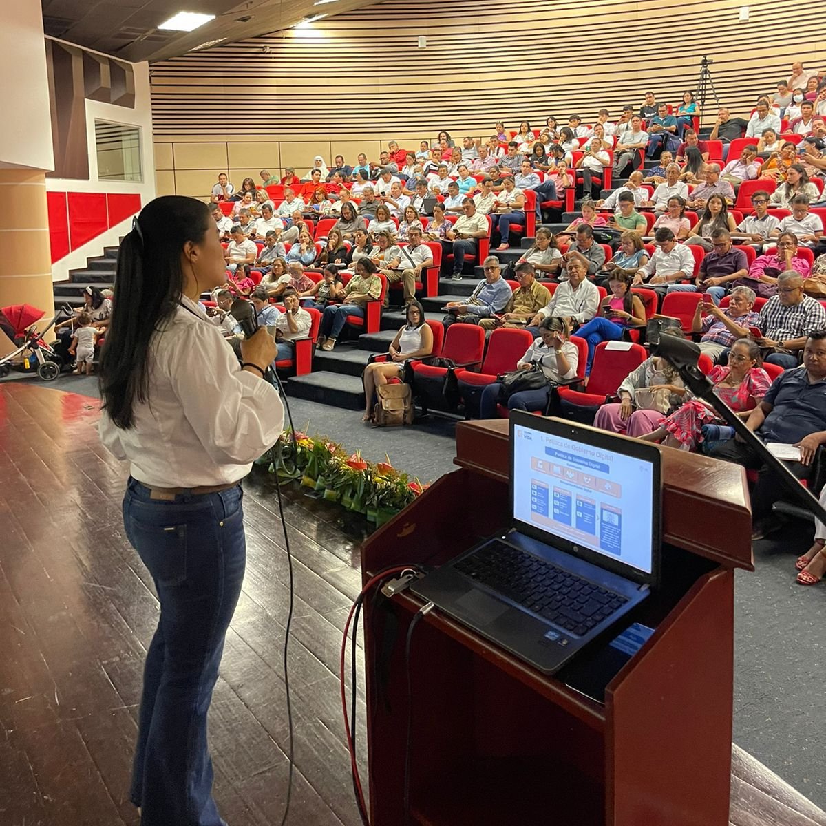 GobDigitalCO's tweet photo. #MinTICEnRegión I « Buscamos que los trámites se hagan de forma más eficiente y eficaz para que las personas se beneficien y puedan tener más tiempos para sus familias y ellos mismos»: @anam_sterling directora de #GobDigital en el @Ministerio_TIC. https://t.co/Itgie33K97