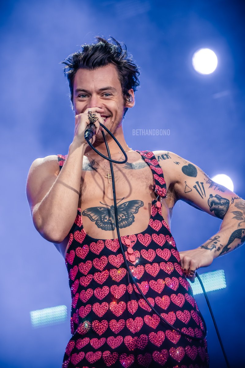 Cupcakerry

#LoveOnTourLondon Wembley Night 4

Please credit when re-posting.