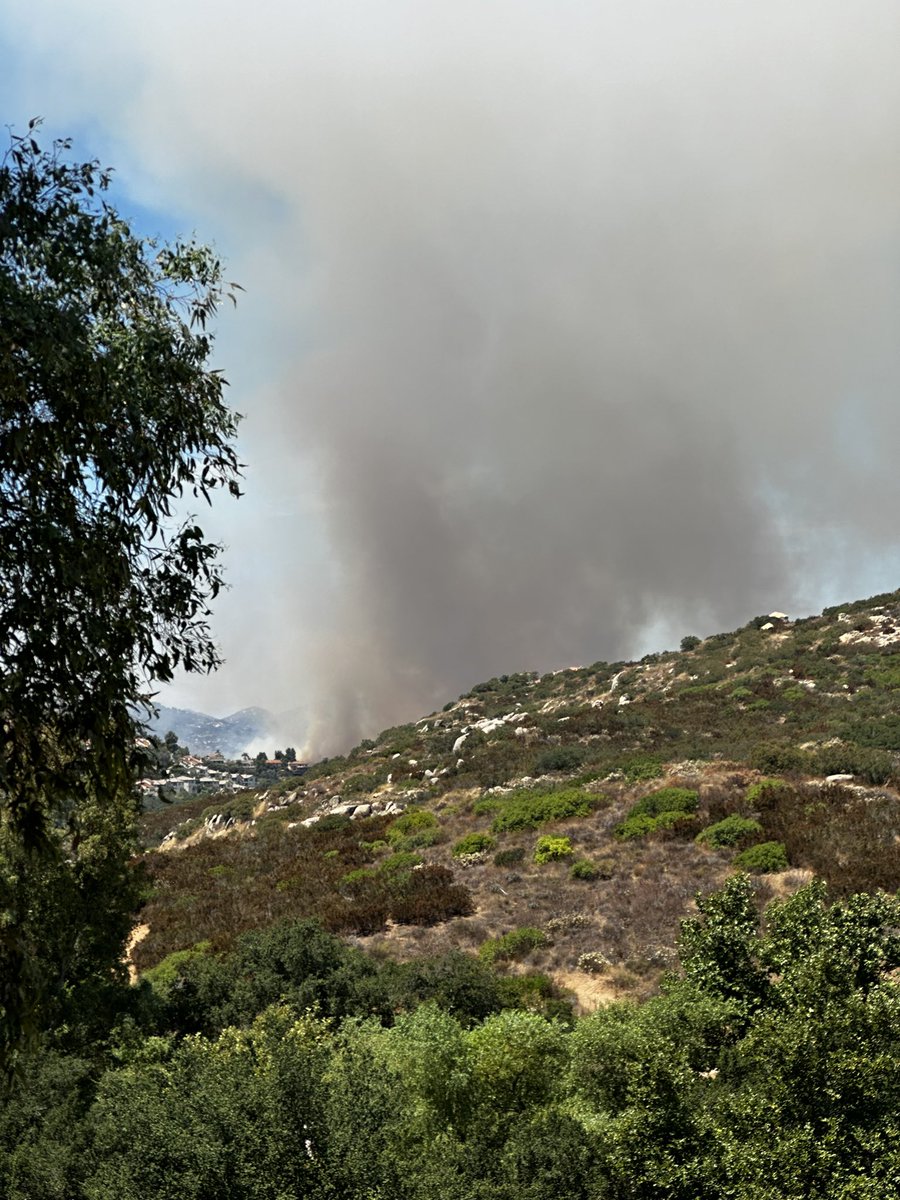 Anthony89314283's tweet photo. #BunnieFire Ramona #califire https://t.co/yfC40IongE