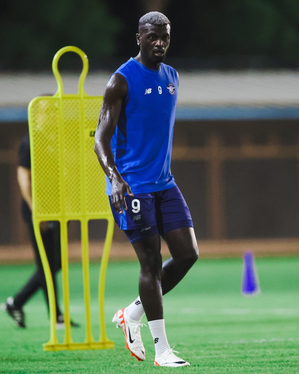 AdsKulubu's tweet photo. 🆕 Yeni transferimiz M'baye Niang, takımımızla ilk antrenmanına çıktı. #MN9 https://t.co/krfj21pAtp