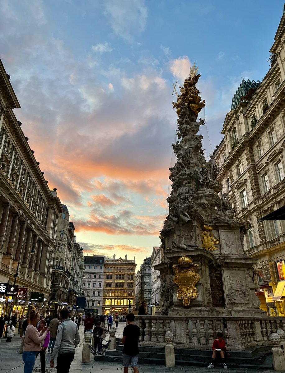 BlueTerra11's tweet photo. Last vestige of evening sunshine in #Vienna https://t.co/uc5gURdBTb