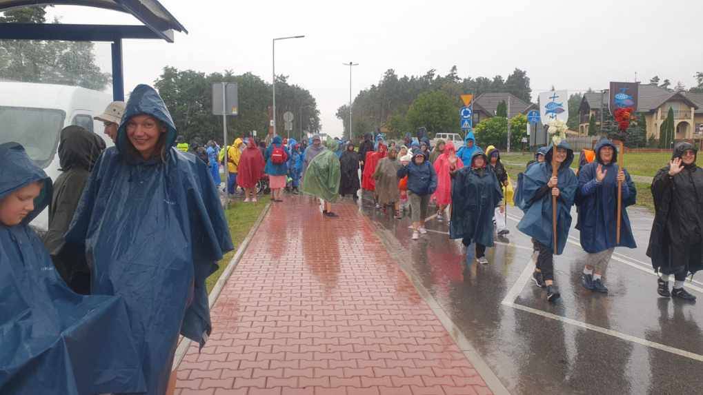 Pawel_Salek's tweet image. Nie ma złej pogody na pielgrzymowanie. Pielgrzymka Łowicka trwa!
Choć nie ma co ukrywać - słońcem wszyscy się ucieszyliśmy. 

Raport z trasy:
↘️ Małecz
▶️ Ojrzanów
▶️ Łazisko
▶️ Chorzęcin
▶️ Las
↗️  Żarnowica Duża.

#ŁPPM #NaJasnąGórę #idęnaŁPPM