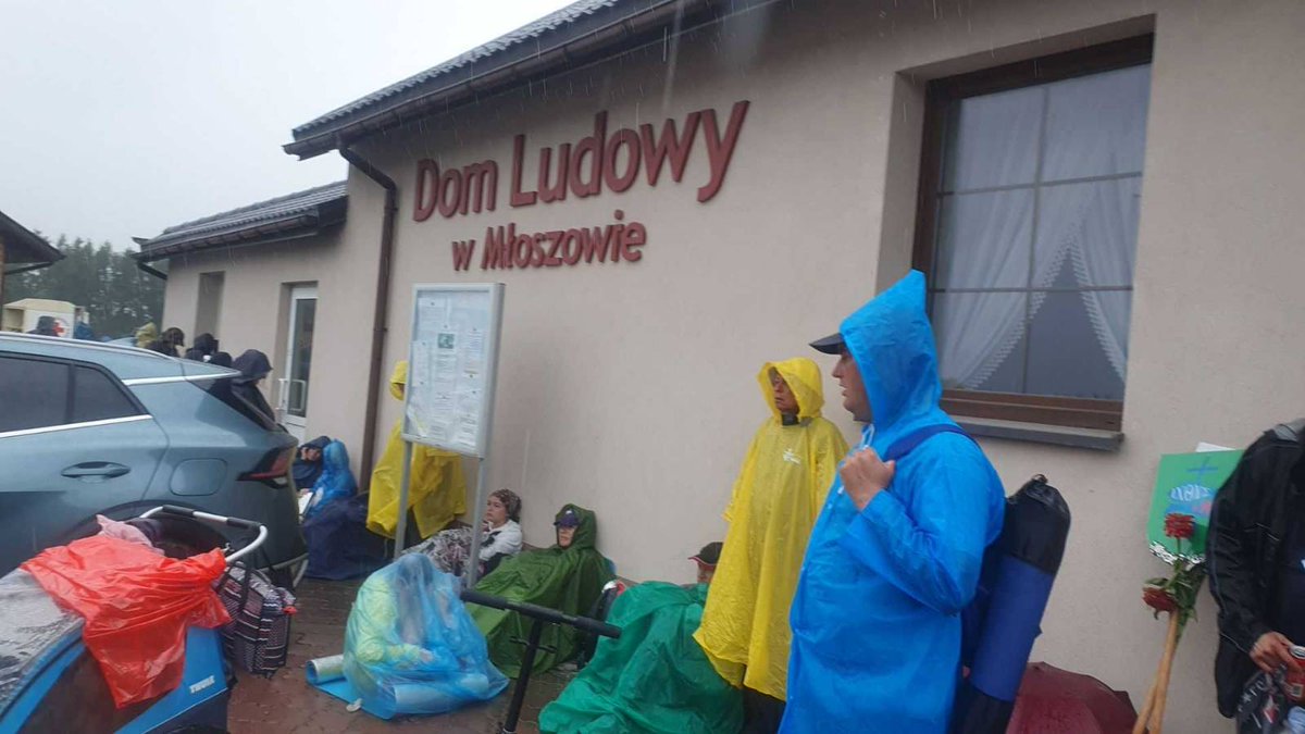 Pawel_Salek's tweet image. Nie ma złej pogody na pielgrzymowanie. Pielgrzymka Łowicka trwa!
Choć nie ma co ukrywać - słońcem wszyscy się ucieszyliśmy. 

Raport z trasy:
↘️ Małecz
▶️ Ojrzanów
▶️ Łazisko
▶️ Chorzęcin
▶️ Las
↗️  Żarnowica Duża.

#ŁPPM #NaJasnąGórę #idęnaŁPPM