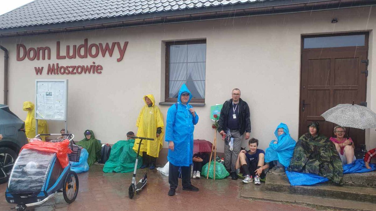 Pawel_Salek's tweet image. Nie ma złej pogody na pielgrzymowanie. Pielgrzymka Łowicka trwa!
Choć nie ma co ukrywać - słońcem wszyscy się ucieszyliśmy. 

Raport z trasy:
↘️ Małecz
▶️ Ojrzanów
▶️ Łazisko
▶️ Chorzęcin
▶️ Las
↗️  Żarnowica Duża.

#ŁPPM #NaJasnąGórę #idęnaŁPPM