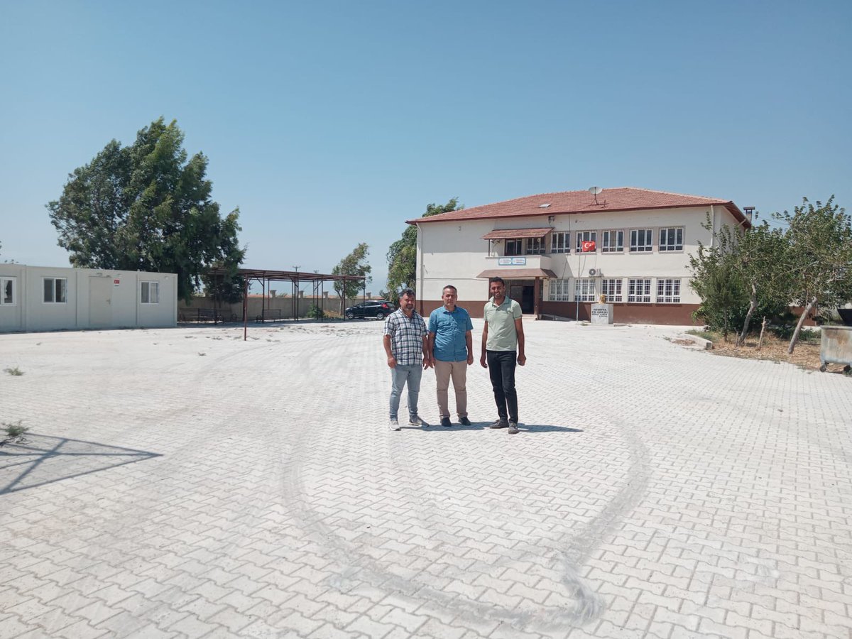 MemReyhanli's tweet photo. İlçemiz yerleşim yerine uzak olan okullarımızın bahçesine öğretmenlerimizin barınma ihtiyaçlarını gidermeye yönelik konteyner evler kurulmasına başlandı.
#EğitimHatayaNefesOlacak  @Arslan_Meh_Ali @hataymem https://t.co/CR9FULowNr