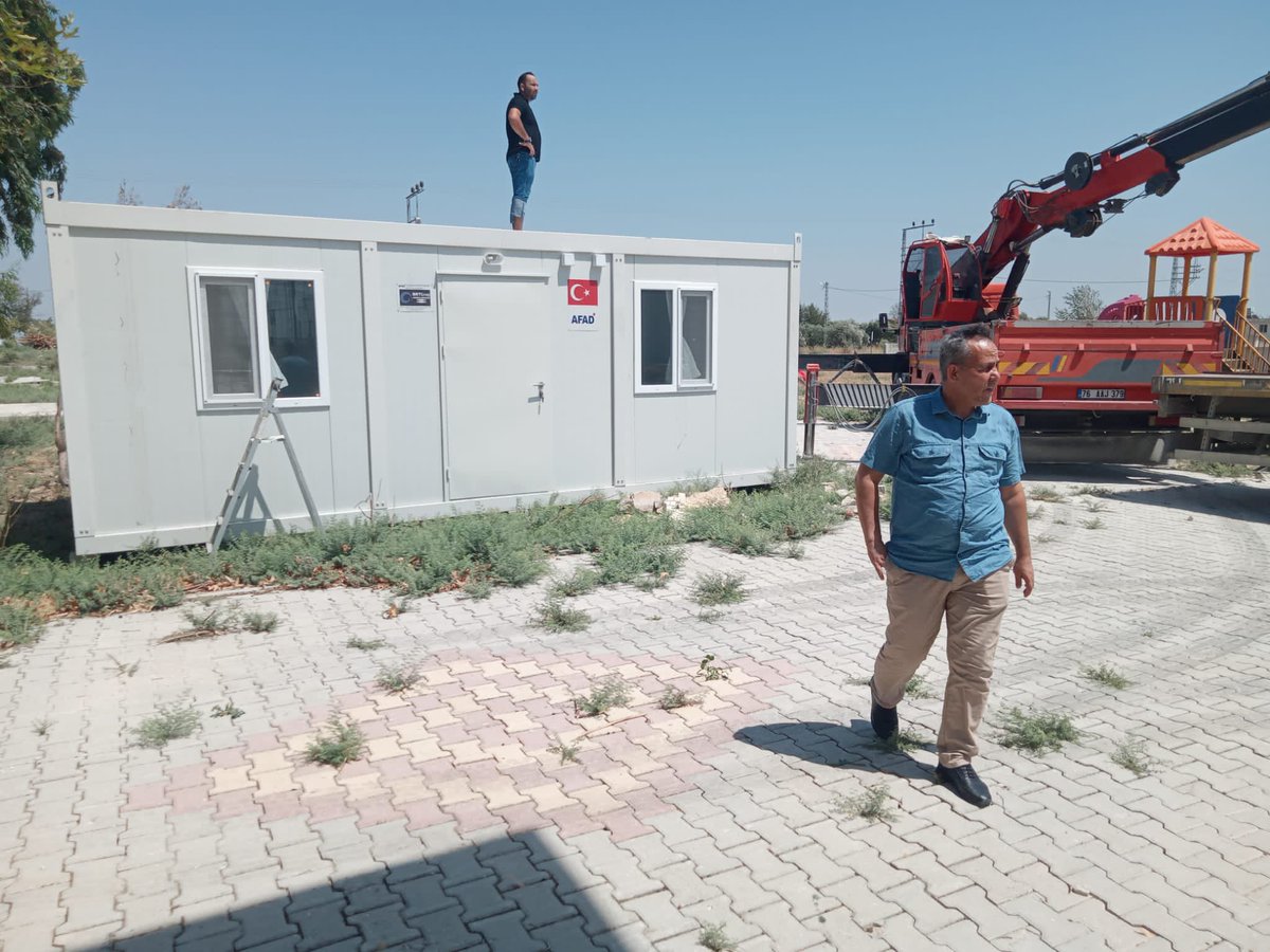 MemReyhanli's tweet photo. İlçemiz yerleşim yerine uzak olan okullarımızın bahçesine öğretmenlerimizin barınma ihtiyaçlarını gidermeye yönelik konteyner evler kurulmasına başlandı.
#EğitimHatayaNefesOlacak  @Arslan_Meh_Ali @hataymem https://t.co/CR9FULowNr