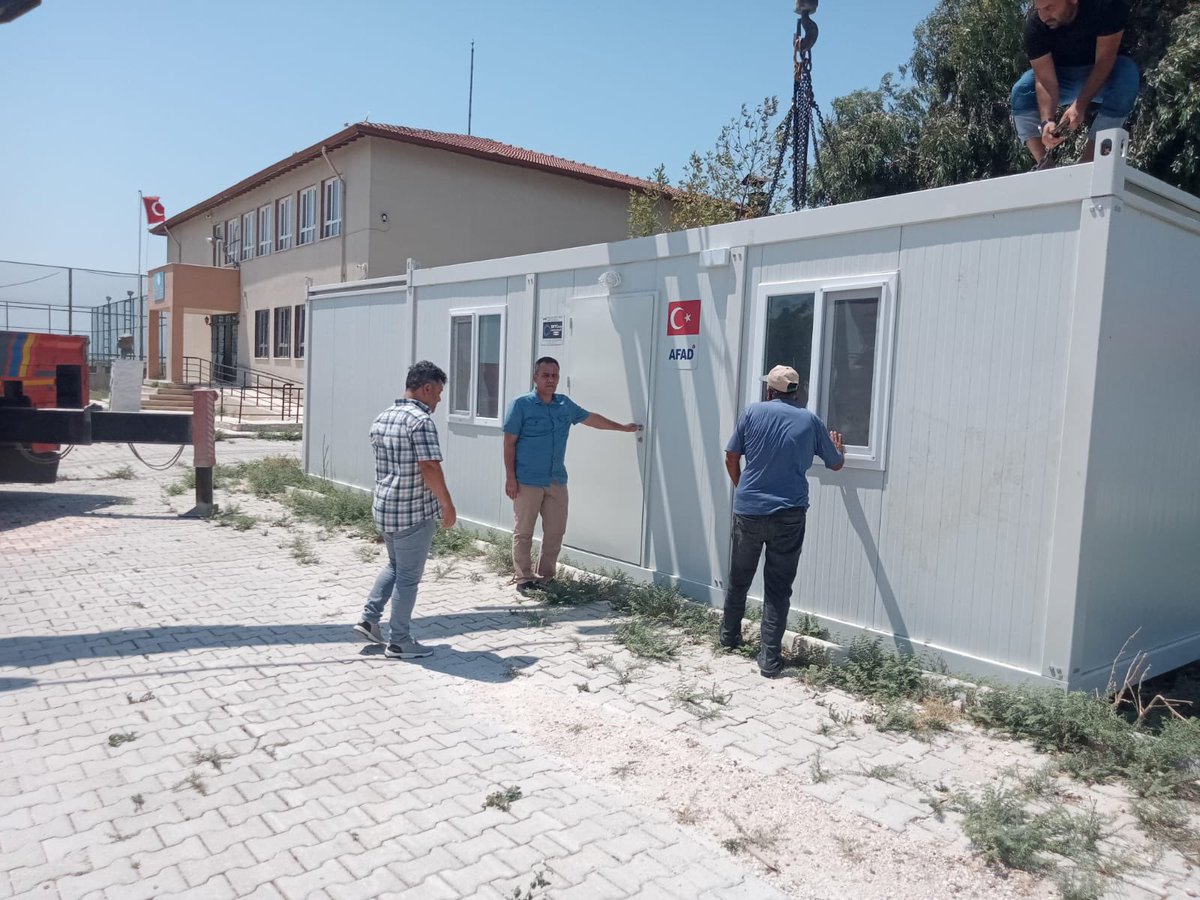 MemReyhanli's tweet photo. İlçemiz yerleşim yerine uzak olan okullarımızın bahçesine öğretmenlerimizin barınma ihtiyaçlarını gidermeye yönelik konteyner evler kurulmasına başlandı.
#EğitimHatayaNefesOlacak  @Arslan_Meh_Ali @hataymem https://t.co/CR9FULowNr