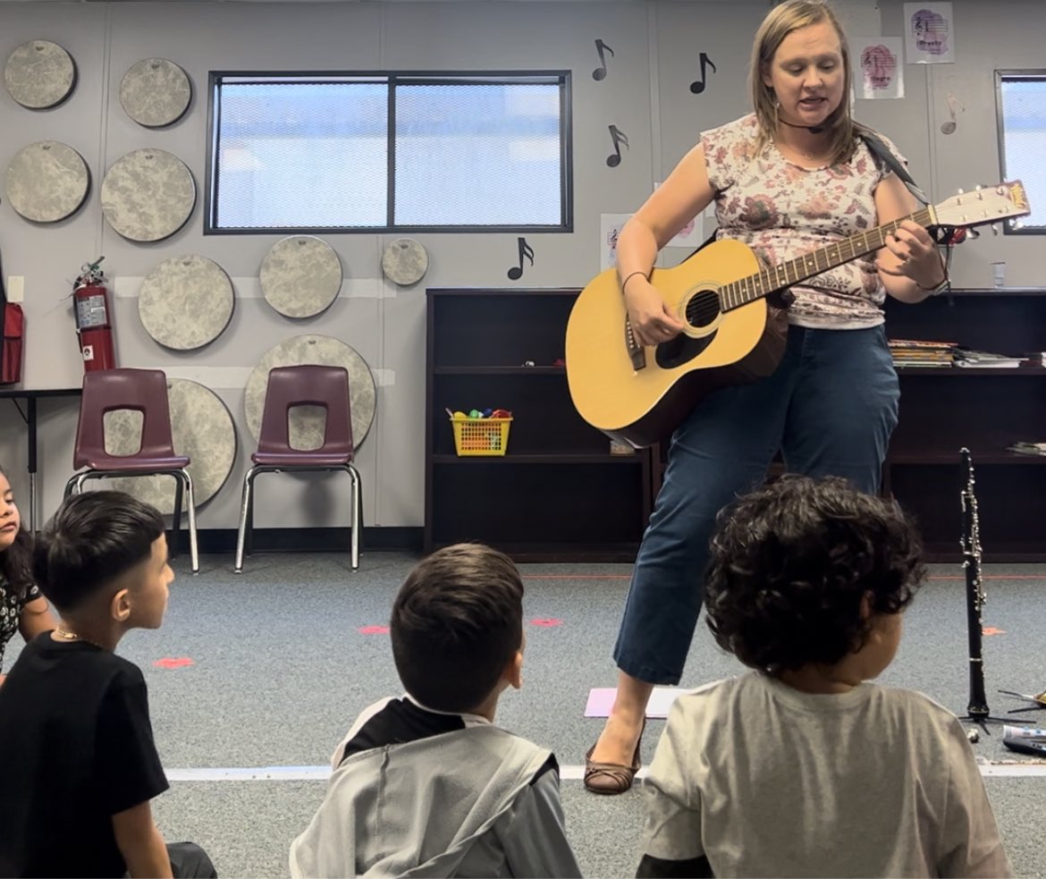 DeweesDanielle's tweet photo. Singing “Listen Listen Here I Come” with first grade today! #fineartswheel @humbleisd_rpe @HumbleISD @HumbleISD_Arts  @PierceAlisonp32 https://t.co/HLxc06hvla
