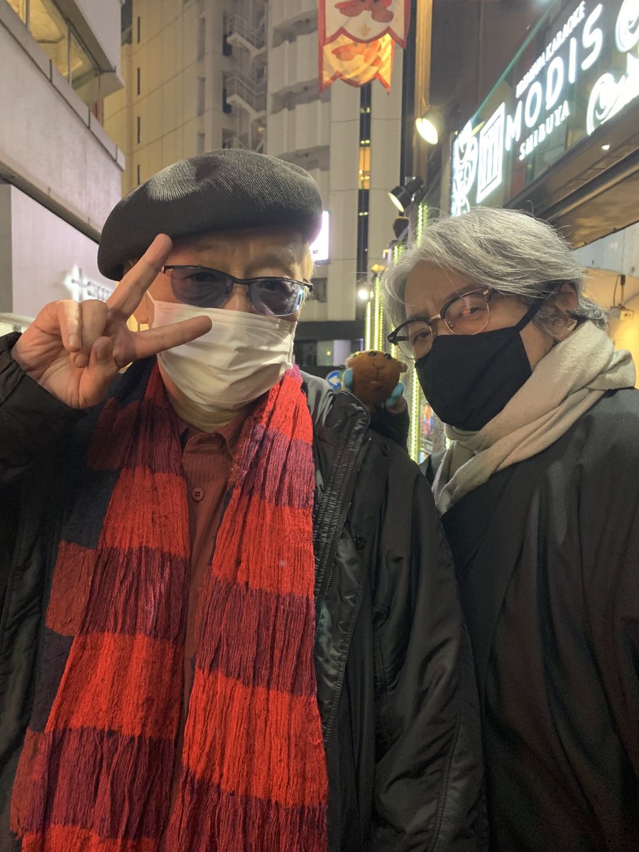 ayatsujiyukito's tweet photo. そんなわけで、チョコの思い出アルバムでも。
①2021年と2022年、京極さんと。 https://t.co/imrLRIRo9q
