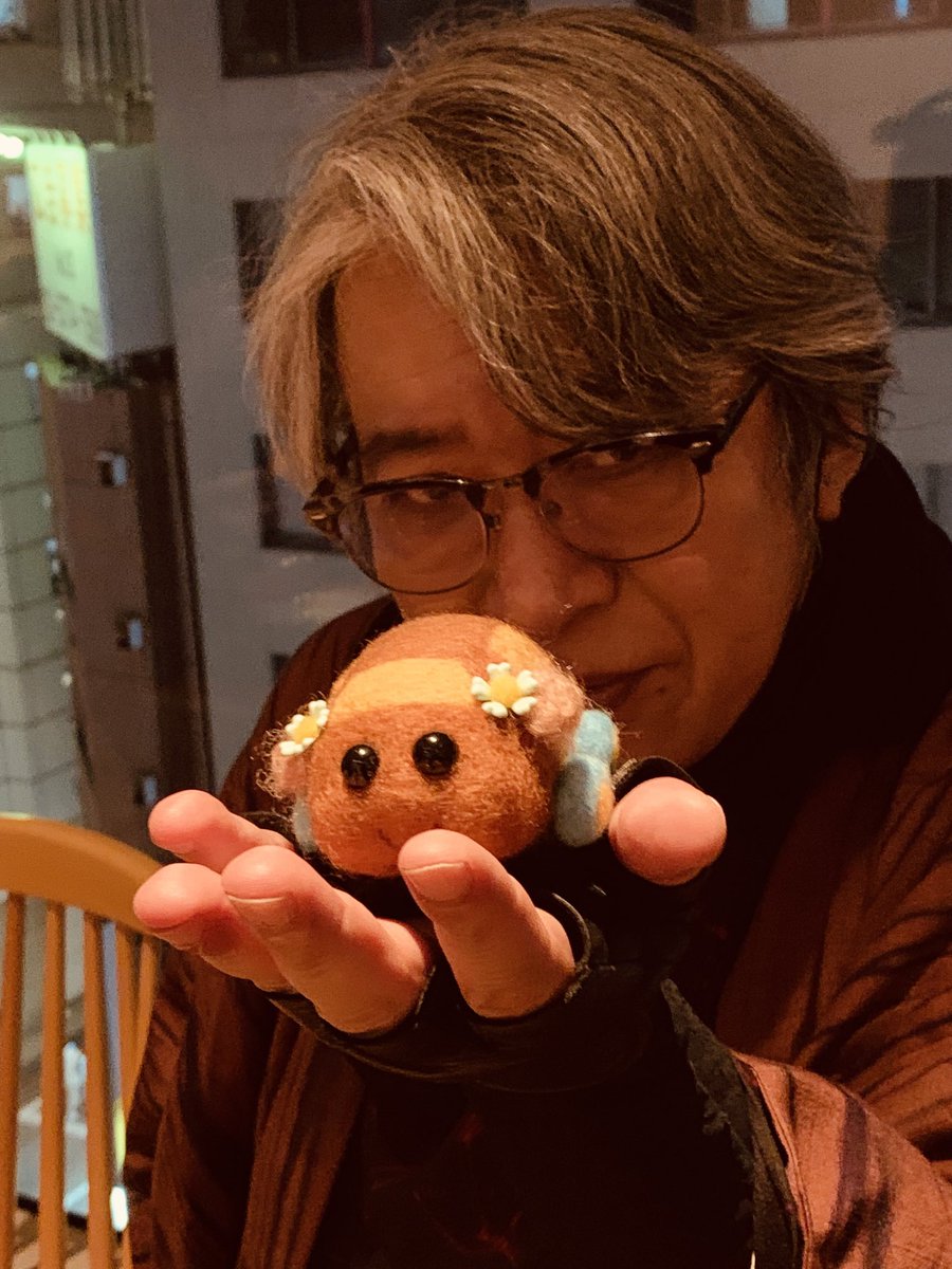 ayatsujiyukito's tweet photo. そんなわけで、チョコの思い出アルバムでも。
①2021年と2022年、京極さんと。 https://t.co/imrLRIRo9q