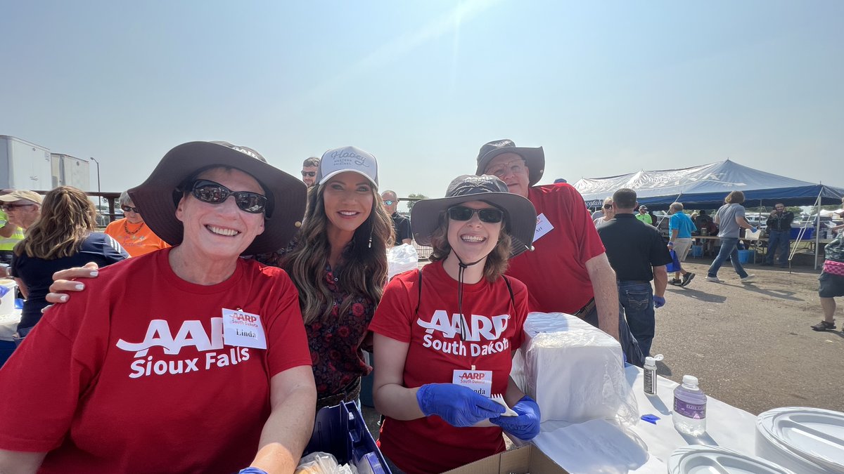 Thank you, Governor <a href="/KristiNoem/">Kristi Noem</a>, for taking time to say hello to our volunteers who were serving lunch today at the <a href="/GreaterSFCC/">Sioux Falls Chamber</a> Ag Appreciation Day!