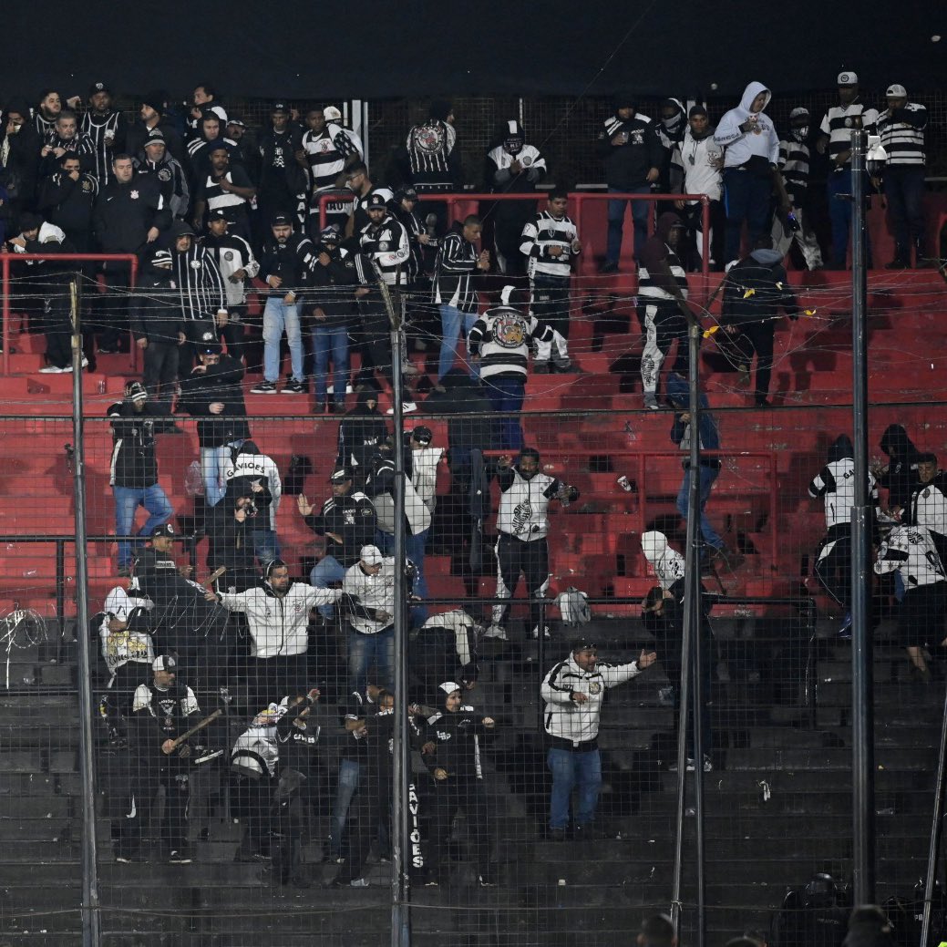 _sccpnews's tweet photo. 🚨 | A CONMEBOL analisará as imagens dos torcedores do Corinthians que queimaram pesos argentinos nas arquibancadas do Estádio Marcelo Bielsa.

O Timão pode ser punido no artigo 10.2, item D, do Código de Disciplina da CONMEBOL, e pode sofrer uma advertência, ou receber uma multa, como aconteceu em situação semelhante no duelo contra o Boca Junios no ano passado, onde o Corinthians foi punido em 30 mil dólares por rasgar notas da moeda local.

📰 | @lance_timao 
📸 | Marcelo Manera/Getty Images