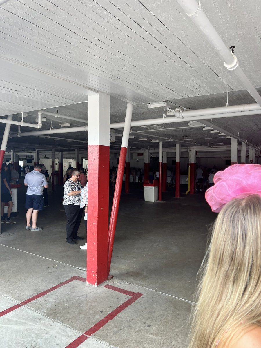 BCVideoEdits's tweet image. #SaratogaRaceCourse @BarstoolBigCat  @elio82 @stoolpresidente The race course just lost power. Post times are being pushed back and people are in shambles. No bad weather at all today.