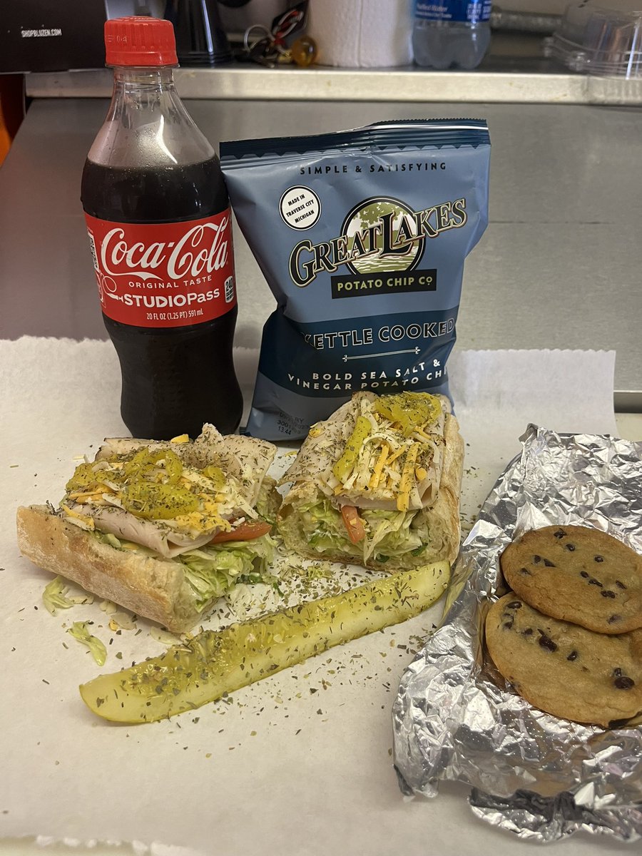 GLGrinders's tweet photo. #5 Turkey Combo here. PERFECT combo when you’re on the go or when it’s too hot to eat heavy. Get that order in and we’ll have you ready when you arrive.

Open until 7p. 

#grinderseason #extendedhours #clickandorder

https://t.co/6PPQ4n7WTd https://t.co/Jpq8amtA1D