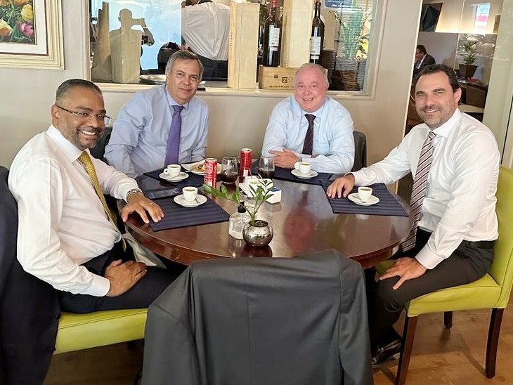 Almoço agradável hoje em Brasília com os presidentes estaduais do PSDB, Adolfo Viana, do União Brasil, Paulo Azi, e do Republicanos, Márcio Marinho. Tratamos das eleições de 2024, mas sem esquecer de 2026. #pdt