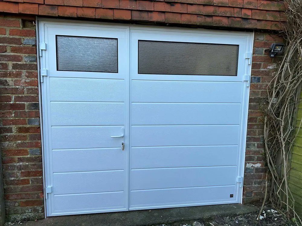 SEGARAGE's tweet photo. We do a range of fully insulated side-hinged garage doors. @RyternaDoors can be ordered to suit with a 1/2:1/2 or 1/3:2/3 configuration, as well as in different designs, colours, surface finishes and windows.

https://t.co/XD8REkjcjy https://t.co/0z8iKQGIgS