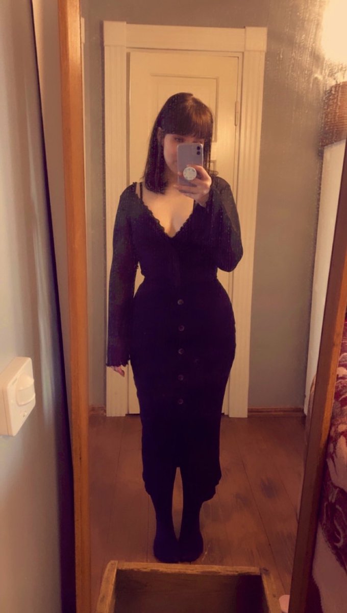 oonaleena's tweet photo. goth mami https://t.co/HIGppXDy57