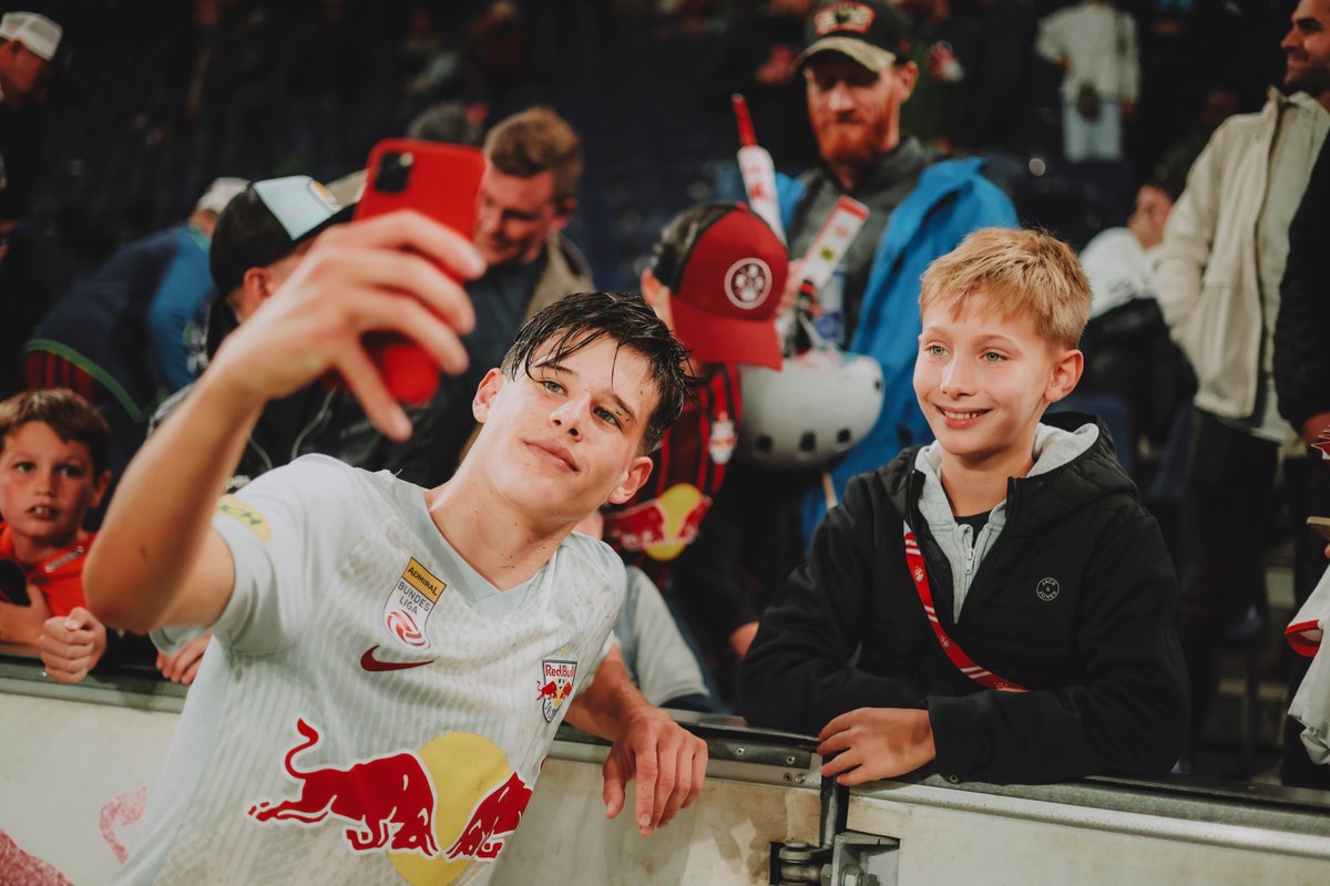 RedBullSalzburg's tweet photo. Ihr 🫵🫶 #RBSINT #fanlove https://t.co/jw4OJNPYlc