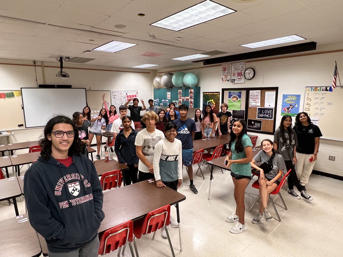 GHS_CMS's tweet photo. Center 101 with the freshmen hosted by our center buddies. A few graduates helped out as well! ⁦@lrdunavant⁩ https://t.co/Z7RIya2LPK
