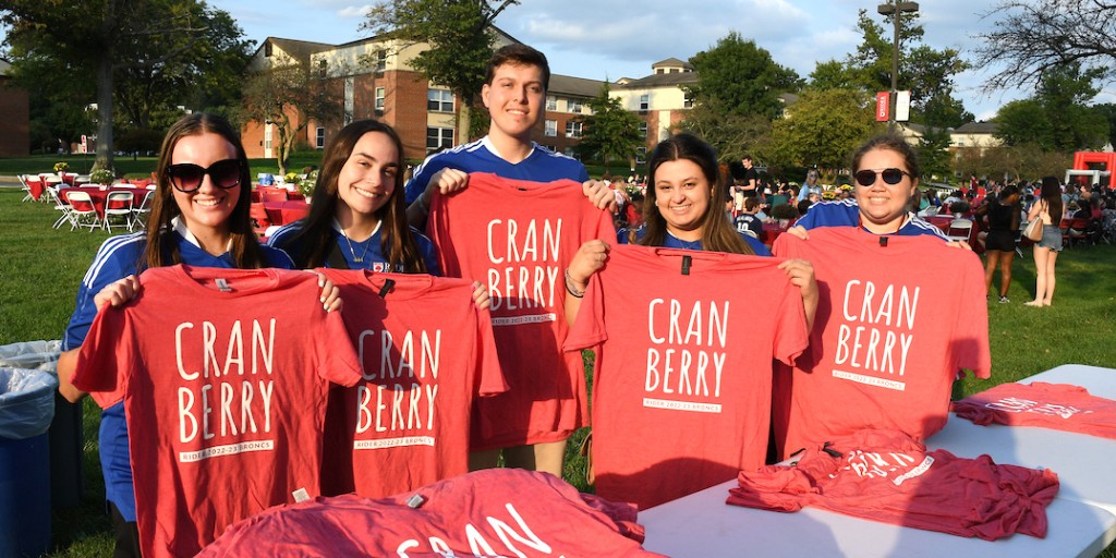 RiderUniversity's tweet photo. Did you hear the news? Cranberry juice is now the official juice of the state of New Jersey! We always knew they were special ! 😉 🙌 #IBleedCranberry https://t.co/9i8Df3q6ws
