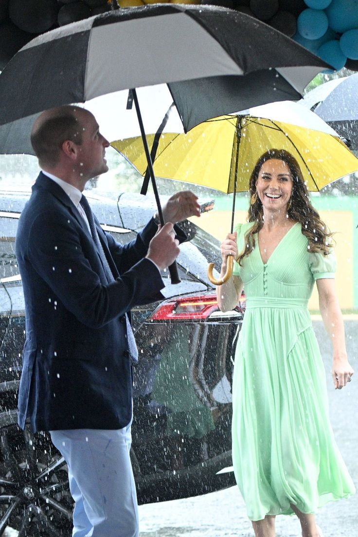 Waleslov12's tweet photo. Lovely couple of all time 💚 raining moments smilies 🫶
#PrinceandPrincessofWales #PrinceWilliam #PrincessCatherine #PrinceWilliamIsAKing #PrincessofWales #princeofwales #PRINCESS #ThankGodWilliamWasBornFirst #KateMiddleton #kateisgreat #kateeffect https://t.co/R34rmFt0lR