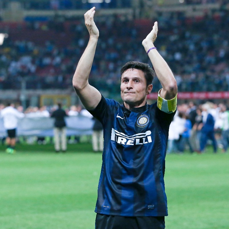 Inter's tweet photo. In campo e fuori, sempre al fianco dei nostri colori 🖤💙
Buon 50° compleanno, @javierzanetti! 🎉

#ForzaInter