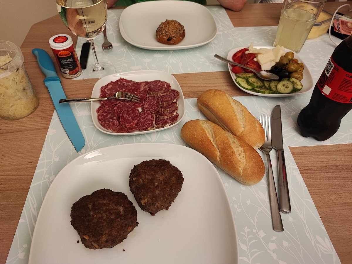 flummi1970's tweet photo. #Flummikuzius on #Tour
#Berlin
Das letzte Abendmahl.............
vor dem nächste Frühstück 😀🤣🤣
#Buletten https://t.co/WEzgoOEOAg