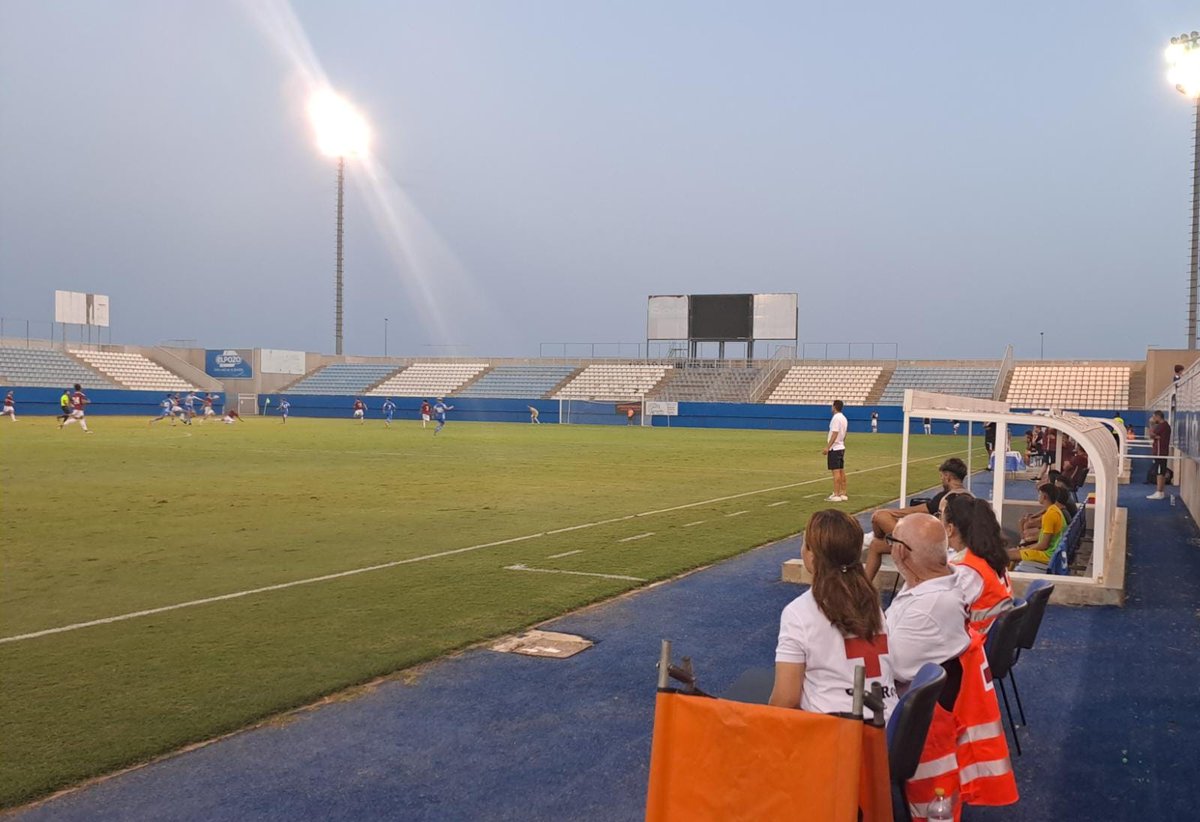 CruzRojaRMurcia's tweet photo. Esta noche nos encontramos dotando de cobertura sanitaria al el partido de fútbol entre el @lorcadeportiva y el @realmurciacfsad en el estadio Francisco Artés Carrasco de #Lorca, con personal voluntario de @CRE_Emergencias y #ambulancia  SVB.
#PreventivosCruzRoja https://t.co/FNOXDP59A7