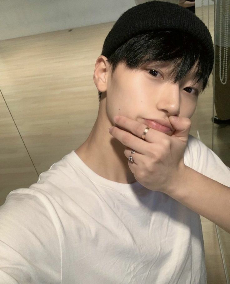 ▪︎ 𝗙𝗜𝗖𝗛𝗔 :
Personagen: Berthold Hoover
Idade: 21
Profissão: Chefe de cozinha 
Sexualidade: gay 
User: @bertinhodograus