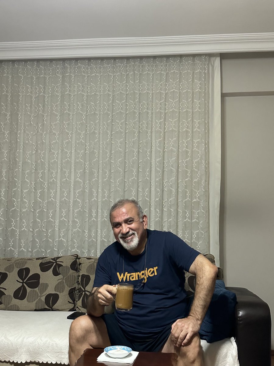 Hangi güzelliği özlesem suskunum sana
Yürek boşluğunda bir of kadar suskun
Özlüyorum seni masmavi
Koşuyorum sana bembeyaz
Ve kahroluyorum bir anda kapkara
Ah oluyorum
Of oluyorum
Ve susuyorum
Oysa haykırabilsem
Işık yumağı bir pınar olur soluğum