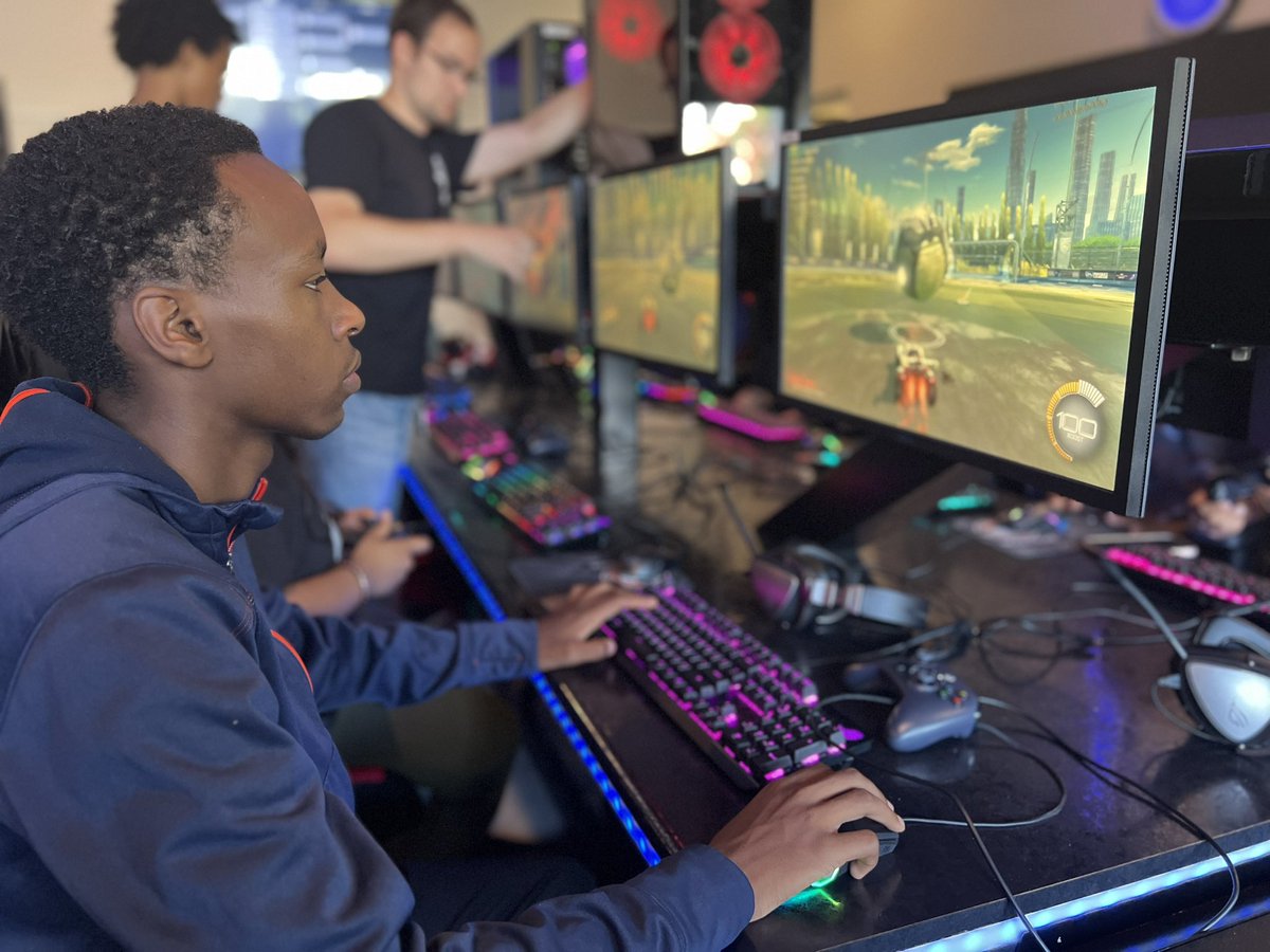 BPS_STLP's tweet photo. Today, our Student Tech Leaders leveled up their skills at @DYouville Esports camp! 🎮🚀 They're ready to take on new challenges and lead the way in tech and gaming. 💜💚 💡#StudentTechLeaders #Esports #gaming https://t.co/lymhvSmWDC