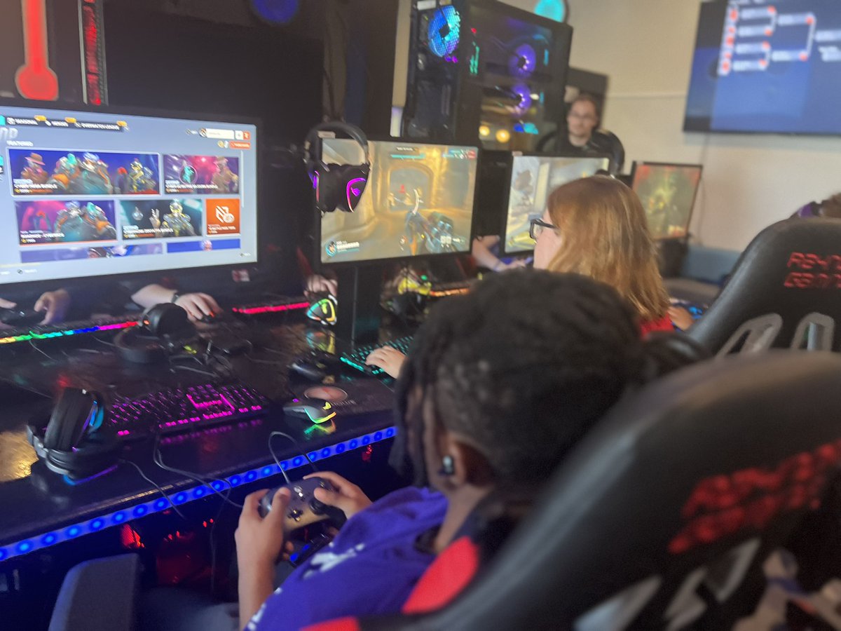 BPS_STLP's tweet photo. Today, our Student Tech Leaders leveled up their skills at @DYouville Esports camp! 🎮🚀 They're ready to take on new challenges and lead the way in tech and gaming. 💜💚 💡#StudentTechLeaders #Esports #gaming https://t.co/lymhvSmWDC
