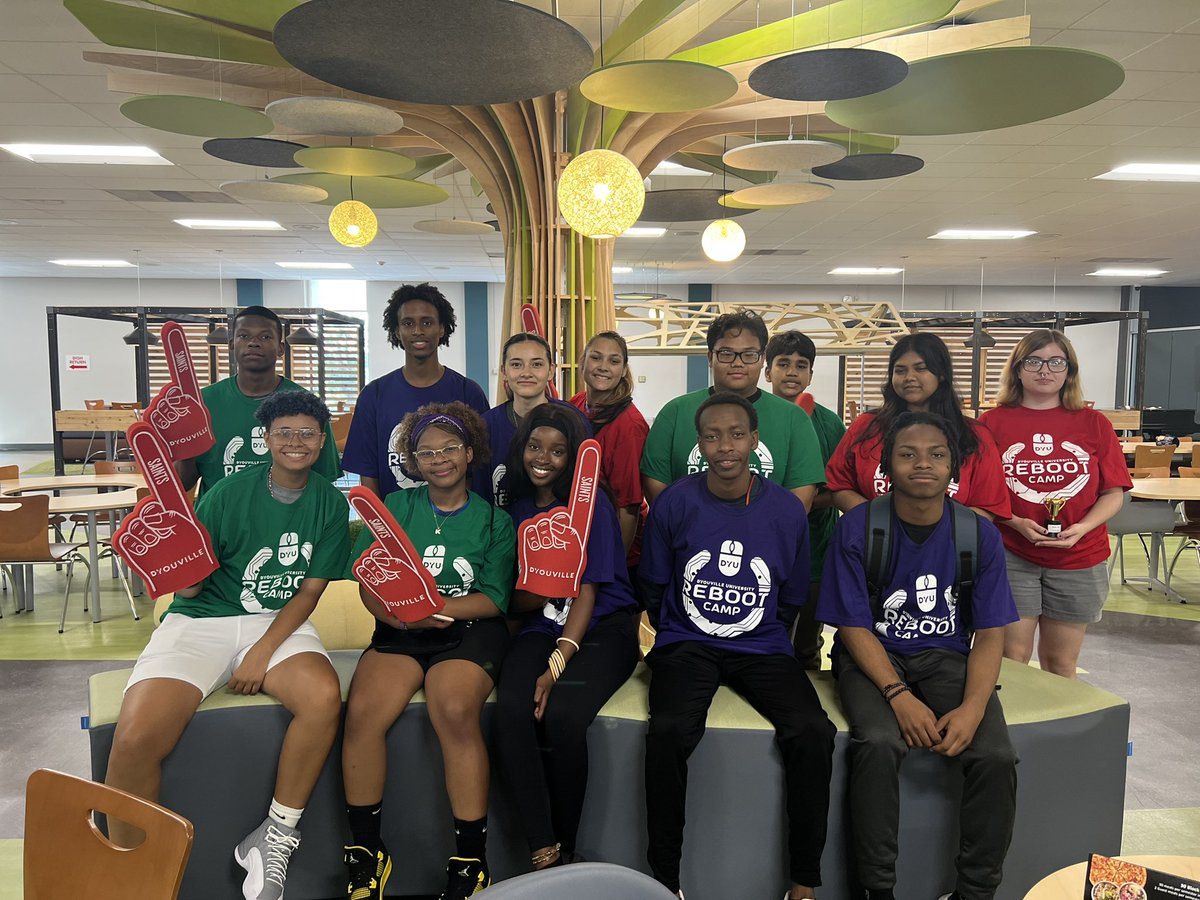 BPS_STLP's tweet photo. Today, our Student Tech Leaders leveled up their skills at @DYouville Esports camp! 🎮🚀 They're ready to take on new challenges and lead the way in tech and gaming. 💜💚 💡#StudentTechLeaders #Esports #gaming https://t.co/lymhvSmWDC