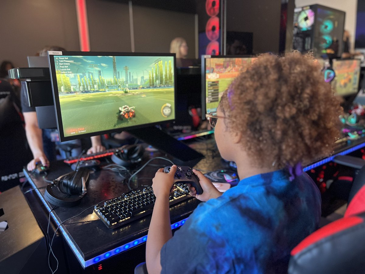 BPS_STLP's tweet photo. Today, our Student Tech Leaders leveled up their skills at @DYouville Esports camp! 🎮🚀 They're ready to take on new challenges and lead the way in tech and gaming. 💜💚 💡#StudentTechLeaders #Esports #gaming https://t.co/lymhvSmWDC