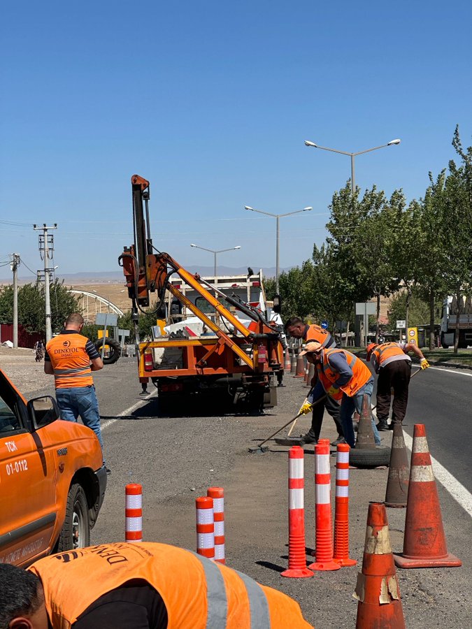 <a href="/mehmetyetim63/">Mehmet Yetim</a> Birde bu sıcakta karayolları taşeron işçileri Yollarda bakım ve onarım yapan taşeron işçiler ne yapsın?