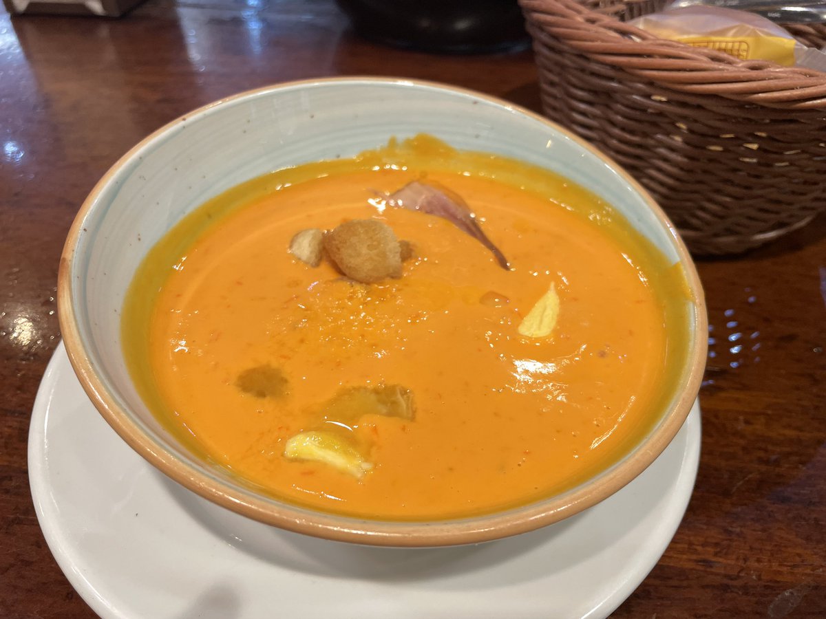 azsah222's tweet photo. ひとりでバルはしご🚶‍♀️
さっきサルモレホ食べたばかりなのにまた食べたくなってこちらでも😂すんごい量きた😂はぁ美味しい、、行きたかったお店が何軒かあったけど、どこも夏季休業でクローズしてて残念🥲 https://t.co/AgYFFU2Czk