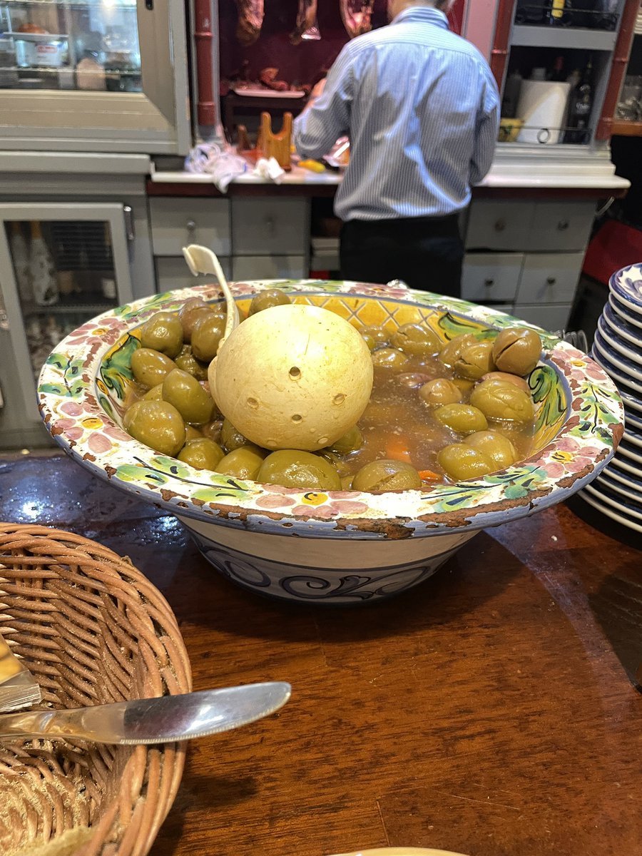 azsah222's tweet photo. ひとりでバルはしご🚶‍♀️
さっきサルモレホ食べたばかりなのにまた食べたくなってこちらでも😂すんごい量きた😂はぁ美味しい、、行きたかったお店が何軒かあったけど、どこも夏季休業でクローズしてて残念🥲 https://t.co/AgYFFU2Czk