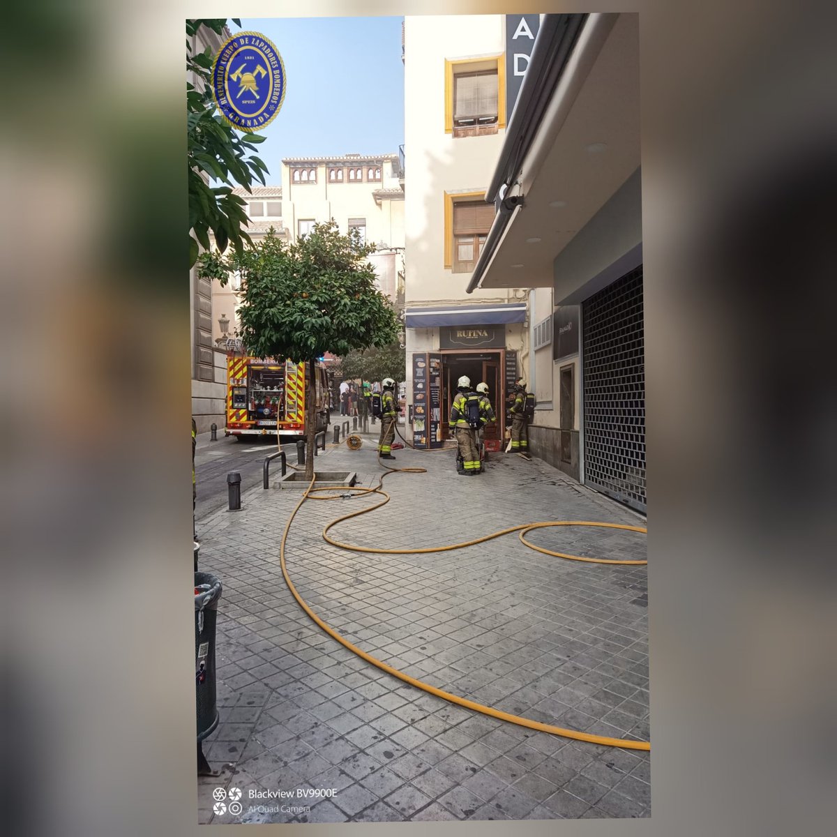 BomberosGranada's tweet photo. En el día de hoy, efectivos de Bomberos  actúan en un incendio de vivienda  en Huetor Vega y en un incendio de un local de restauración en la capital granadina.
@bomberosgranada https://t.co/eoKAHYjCdC
